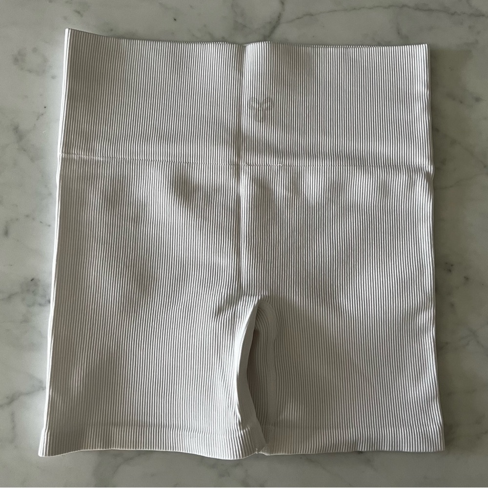 Aritzia TnaBODY Atmosphere Hi-Rise 5" Short - White